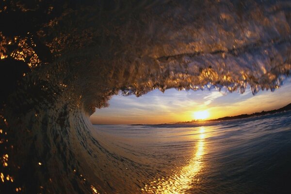 A big wave covers the Sun