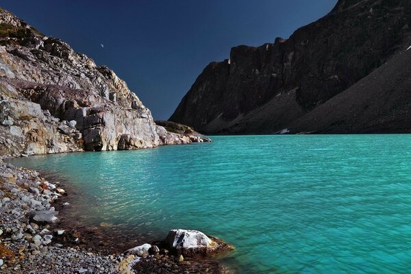 Reisen zum Meer und in die Berge. Blaues Wasser