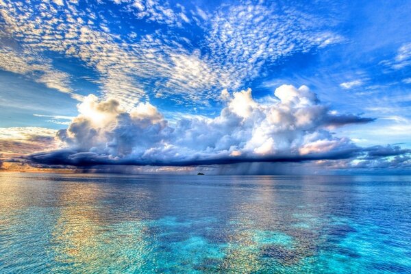 Pureza mar como céu azul no verão natureza