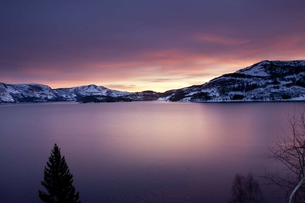 Beau lac parmi les montagnes enneigées