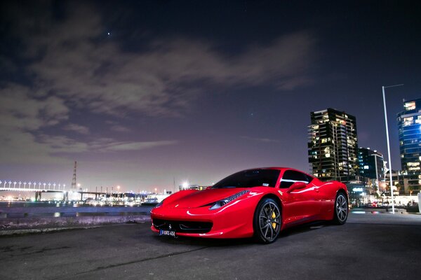 Красный стильный авто ferrari 458 italia
