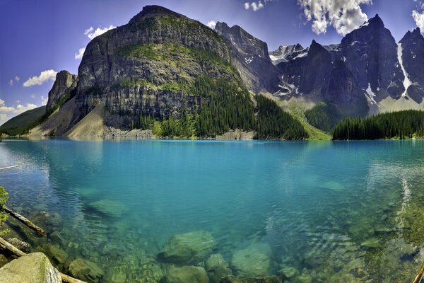 Lac clair avec des montagnes le jour