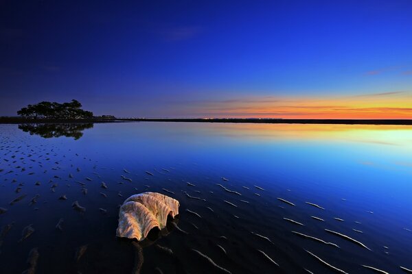 Coucher de soleil sur l eau statique