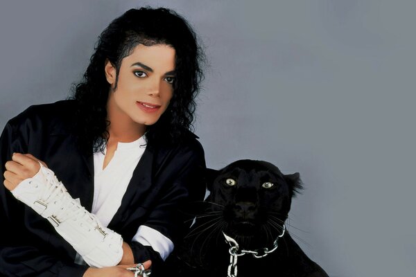 Cantor Michael Jackson com seu animal de estimação