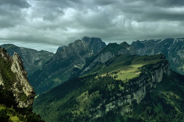 Bergluft mit dunklen Wolken