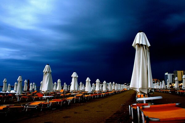 Tumbonas en la playa bajo el cielo nocturno