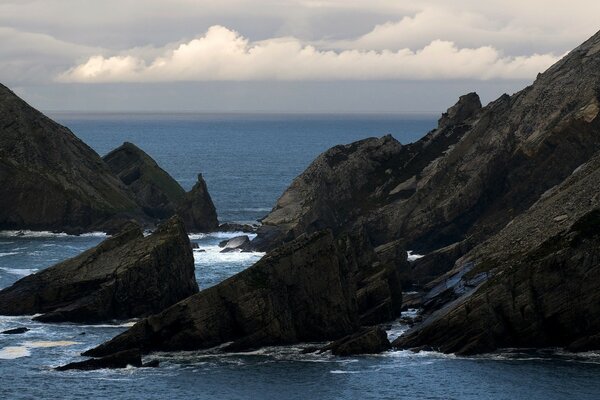 Paysage coloré de la mer et des montagnes