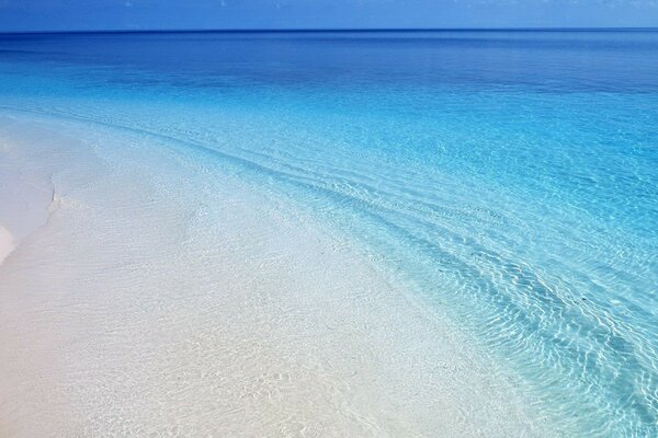 Playa blanca como la nieve del océano azul