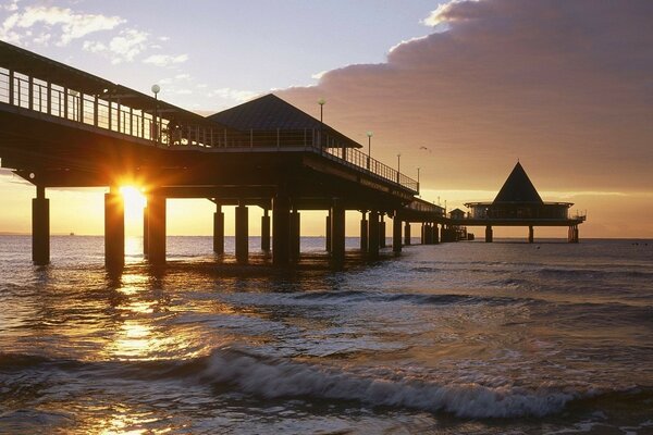 Puesta de sol junto al hermoso mar