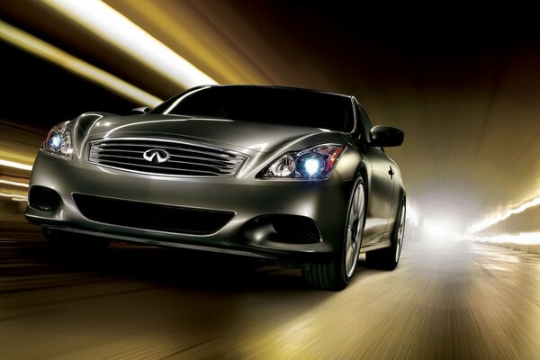 Infiniti маркалы Автомобиль жарық жылдамдығымен жарысады