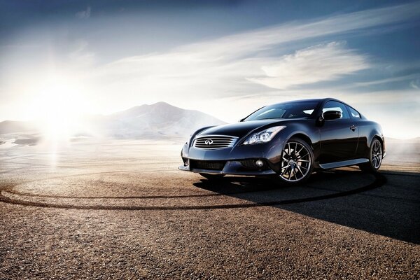 Auto nera infiniti sull asfalto