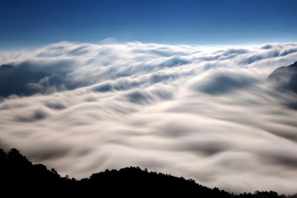 Nubes blancas y esponjosas en el cielo