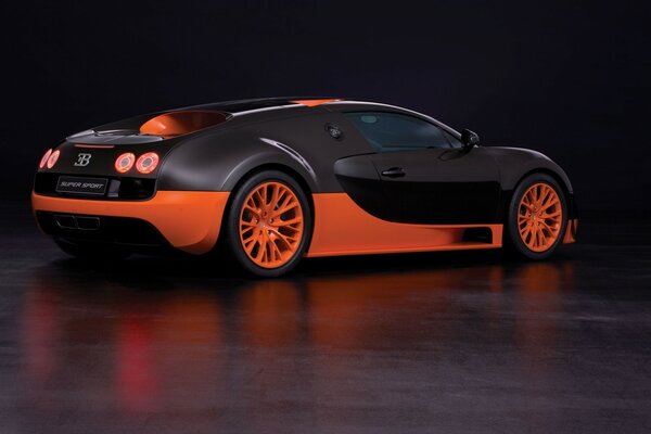 İki renkli bugatti spor makinesi