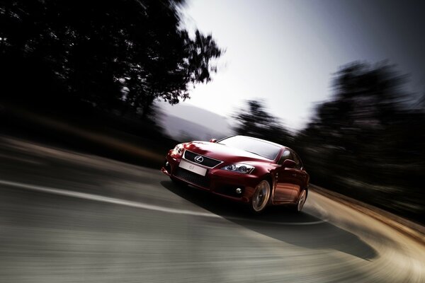 Lexus in motion on the road的照片