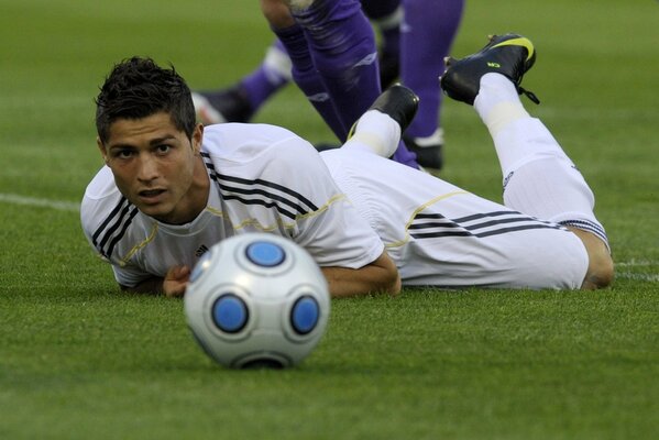 Футбольная игра. Ronaldo лежит на газоне