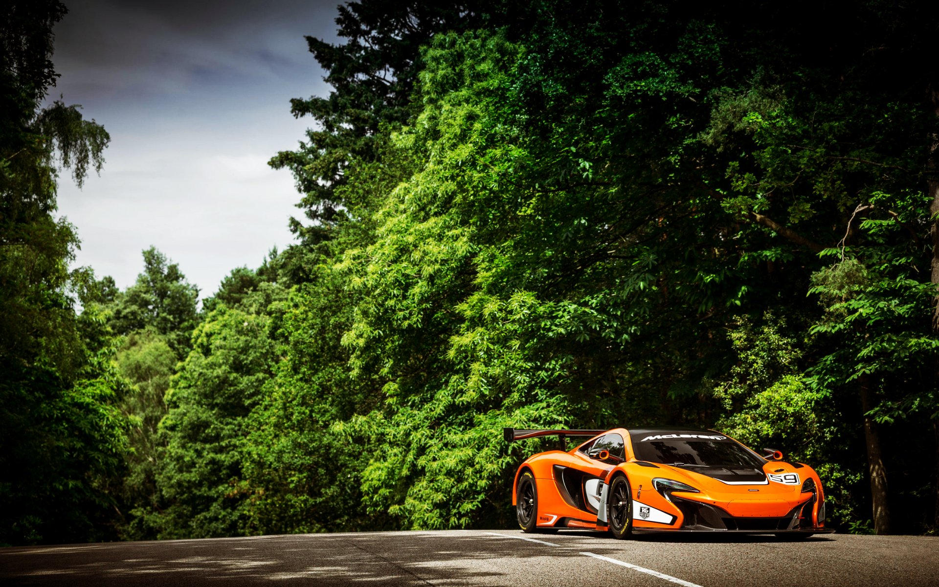 mclaren 650s gt3 спорткар суперкар авто оранжевый лес деревья дорога спорт день