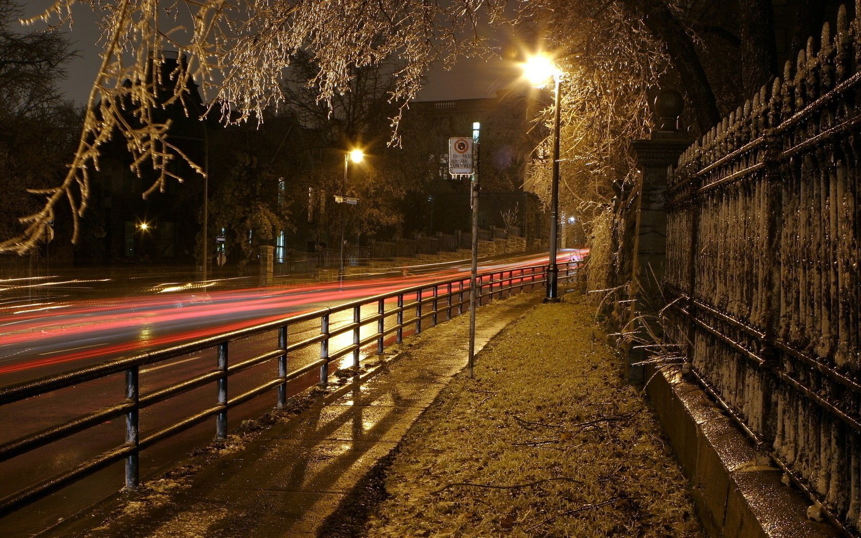 ew ver дороги города улица огни городов ночь фонари ограда свет поворот забор тротуар фонарь дерево паркан ветки вечер