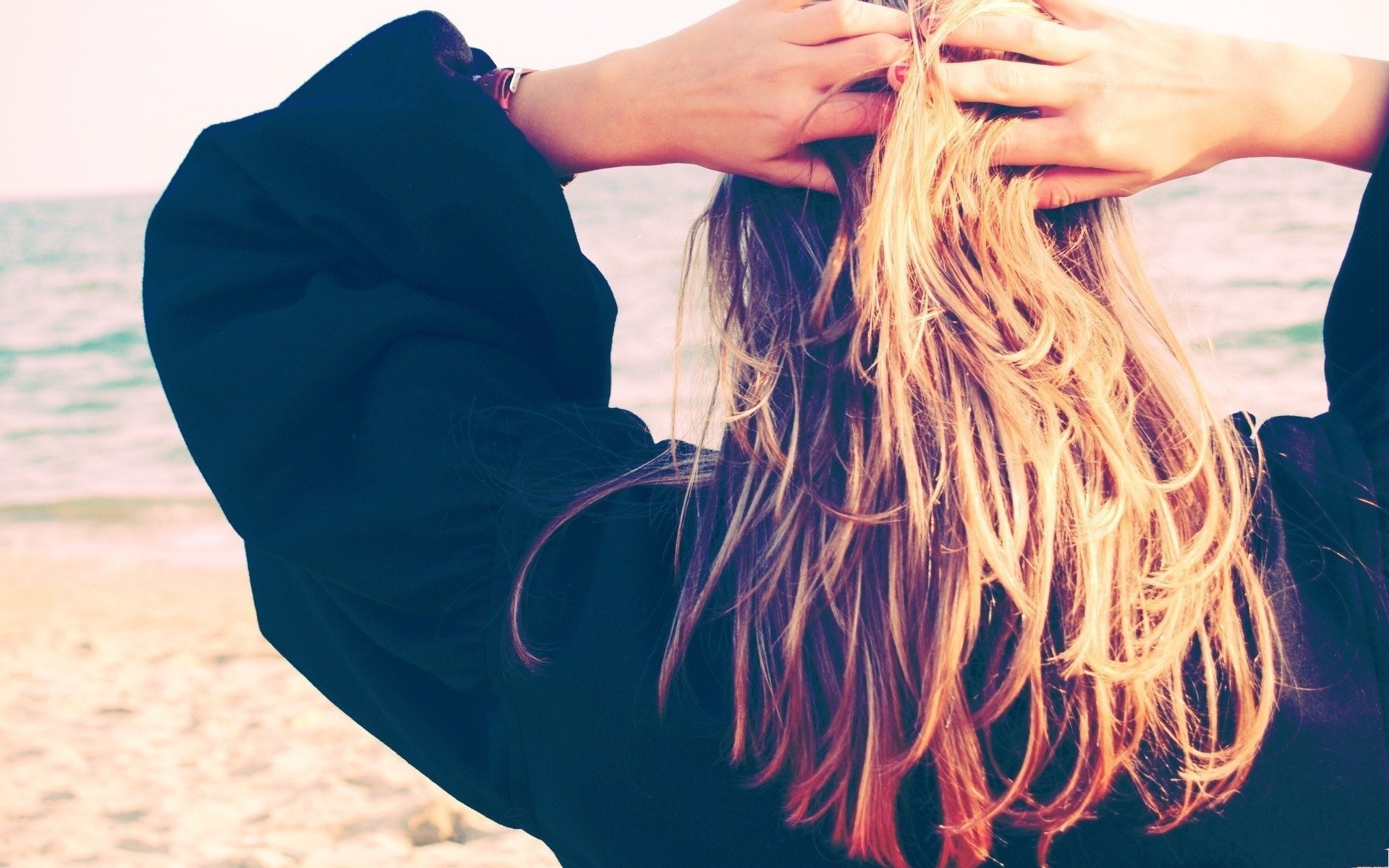 кук кет девушка блондинка волосы руки вид сзади пляж природа берег настроение женщины