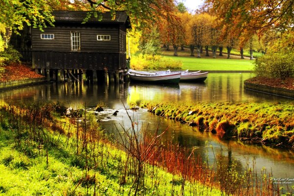 Paisaje de otoño con una casa junto al río