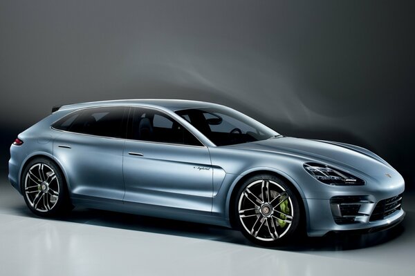 Новый концепт спортивного porsche panamera на сером фоне
