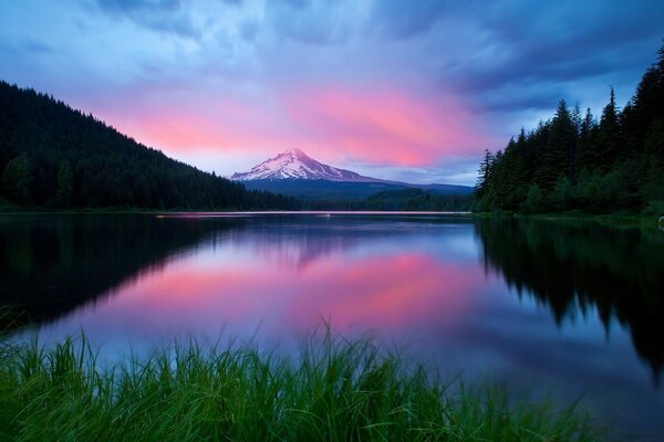 The surface of the lake at dawn in autumn