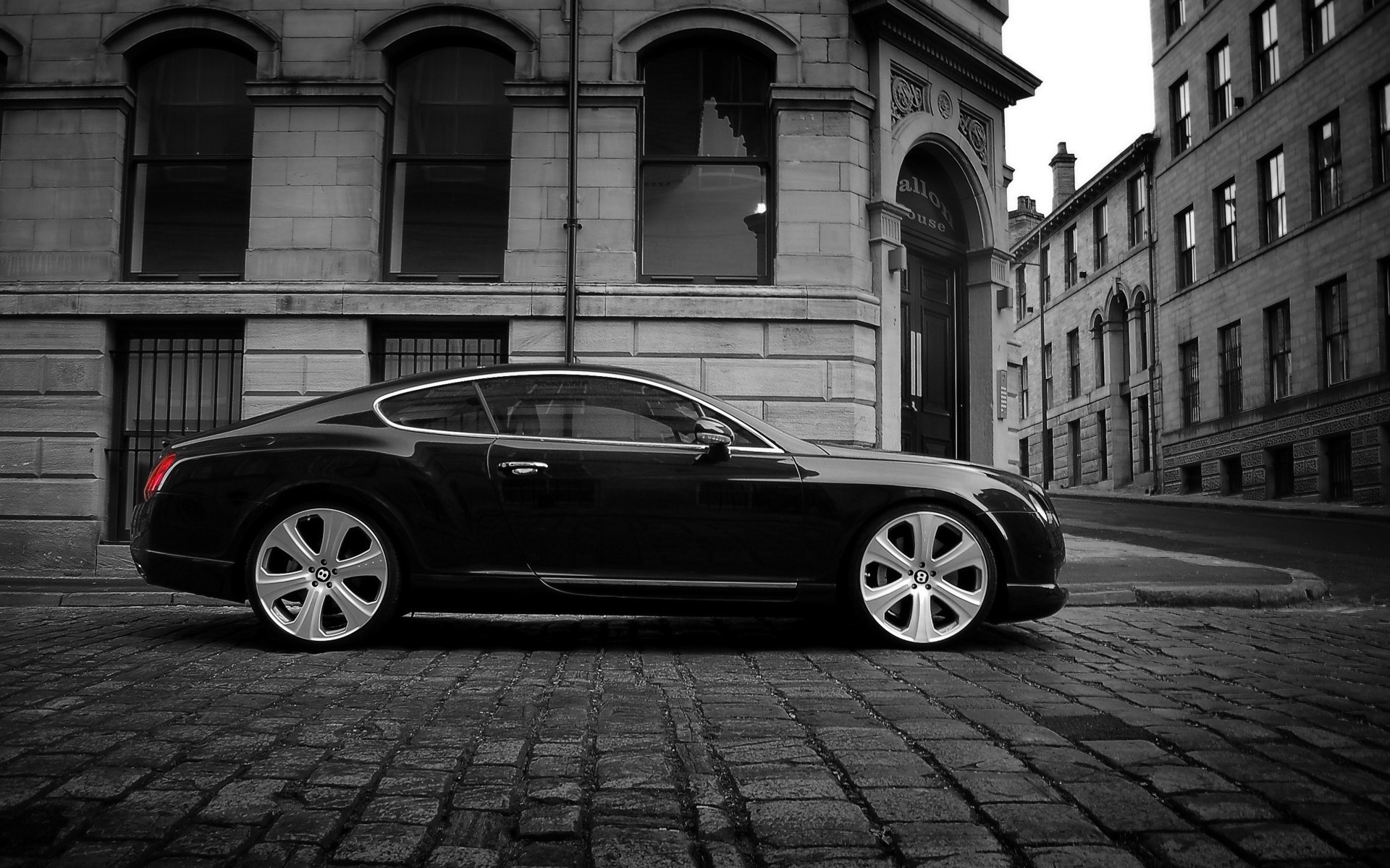 bentley voiture rue trottoir voiture classique ville architecture urbain système de transport vieux roues route vintage monochrome voyage bentley gts