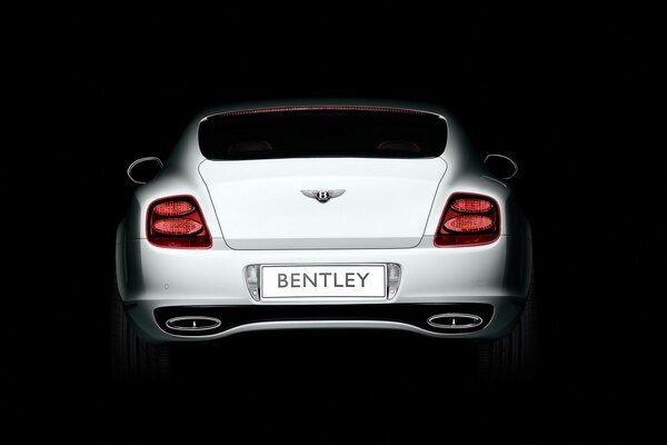 Weißer Bentley auf schwarzem Hintergrund Rückansicht