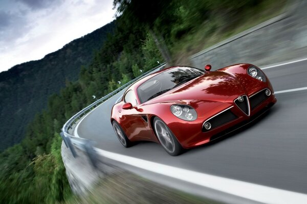 Un coche alfa romeo rojo que circula a gran velocidad