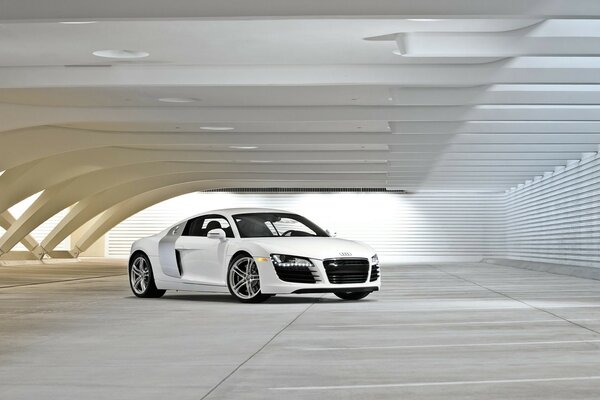 Voiture blanche Audi dans un cadre futuriste