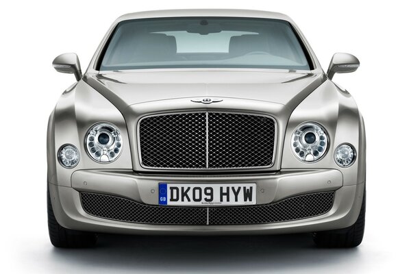 Une bentley brillante avec une grille raide