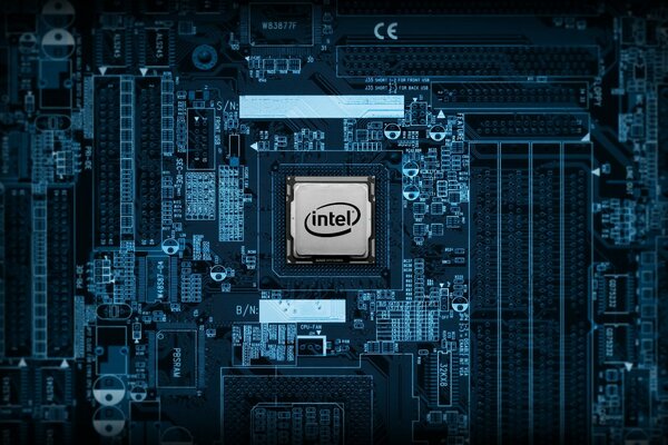 Логотип компании Intel, размещённый на процессоре, который вставлен в материнскую плату