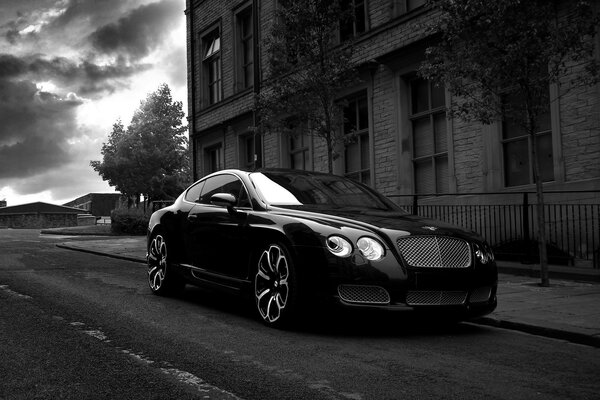 El coche de bentley en las calles de la ciudad