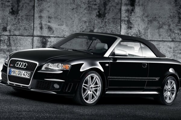 Voiture noire Audi sur fond de mur de béton