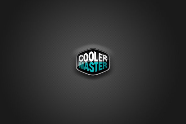 Логотип cooler master, бело-синяя надпись на чёрном фоне в сплюснутом правильном шестиугольнике
