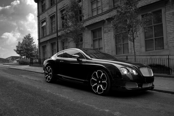 Auto bentley parcheggiata sul marciapiede