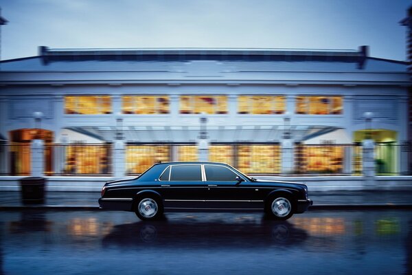 Bentley sulla strada della città della sera