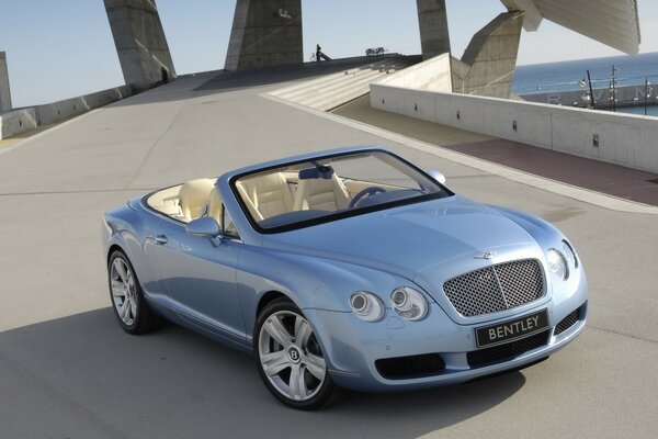 Blauer Bentley mit klappbarem Oberteil