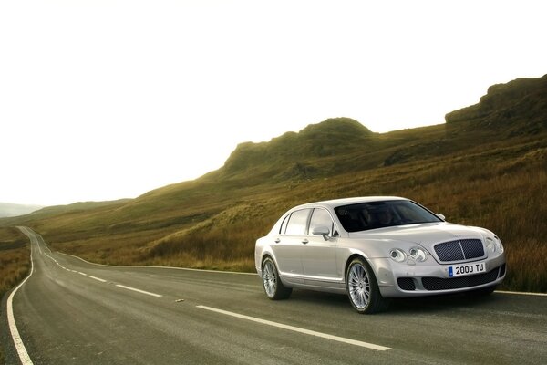 Современный красивый автомобиль bentley