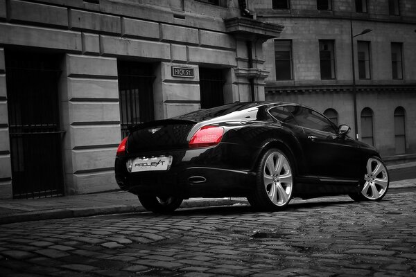 Adoquines. Coche bentley aparcado