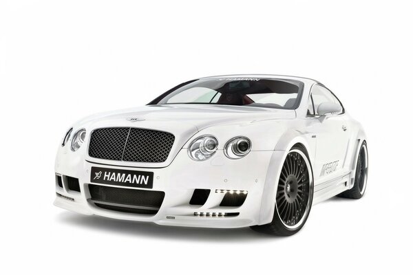 Bentley blanc sur fond blanc pur