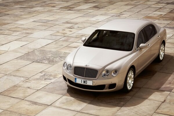 Бежевый плиткадағы bentley бежевый көлігі