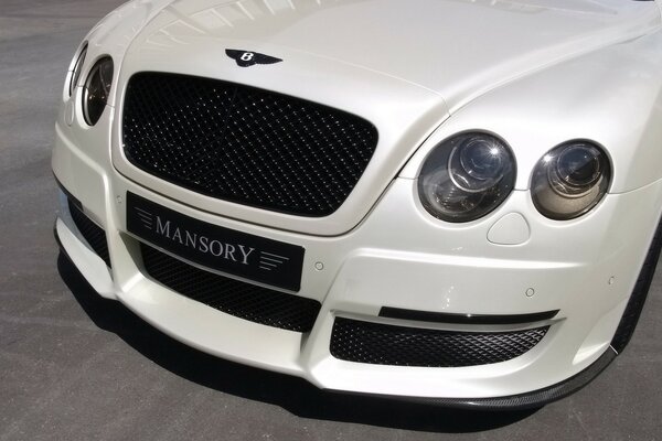 El poderoso coche de bentley. Blanco