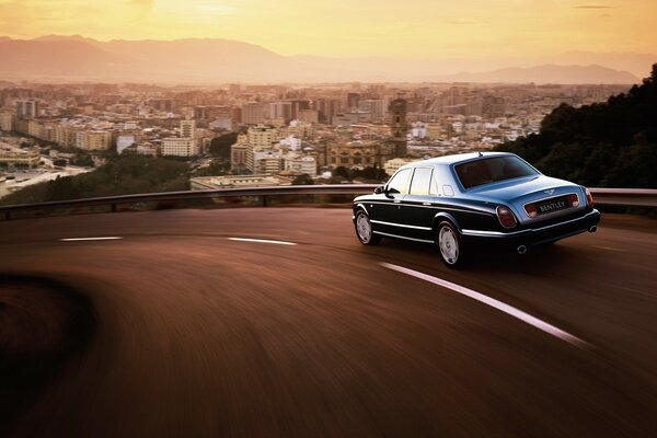 Cielo al atardecer, carretera y Bentley