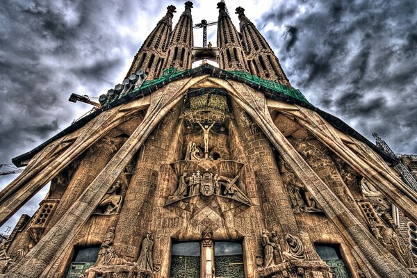 Gotische Kathedrale mit Blick von unten auf bewölktem Himmel Hintergrund