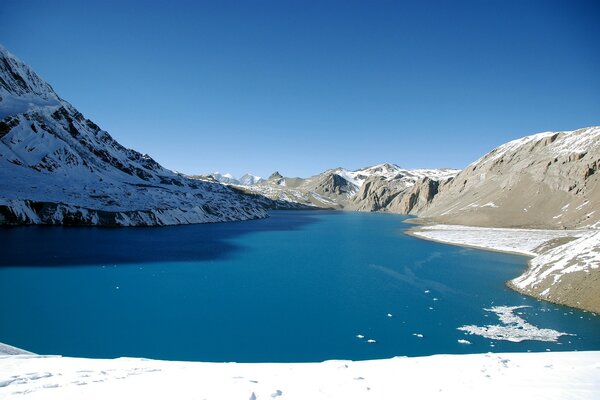 Lake Imei is covered with ice