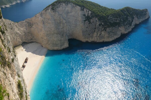 Roccia enorme nel mare blu