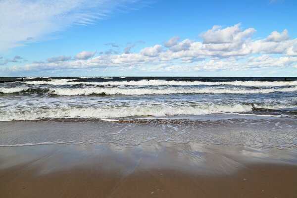 Onde del mare e cielo blu