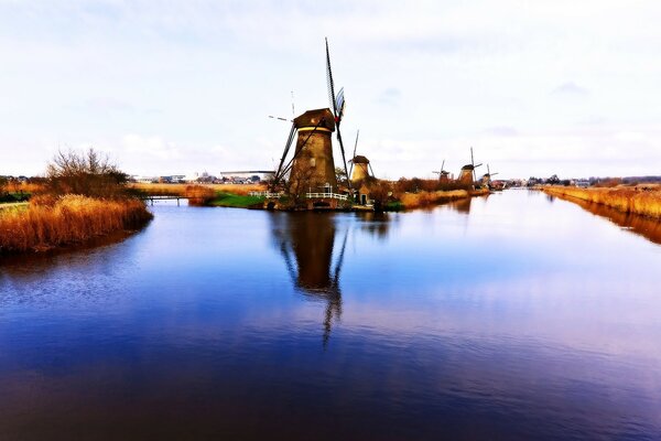 Réflexion du moulin à eau sur la surface de l eau le soir