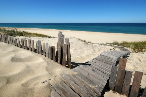 Plage de sable au bord de la mer ciel clair