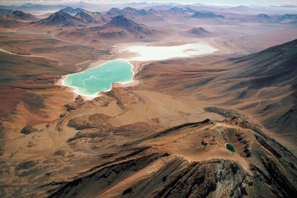 Vista de los lagos en el vasto desierto